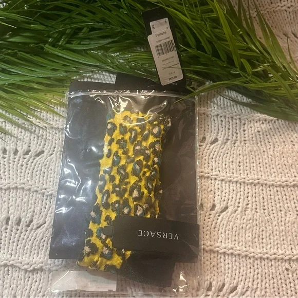 NWT Brand New Versace Leopard Jacquard Logo Crew Socks
Size : Medium - Picture 10 of 10